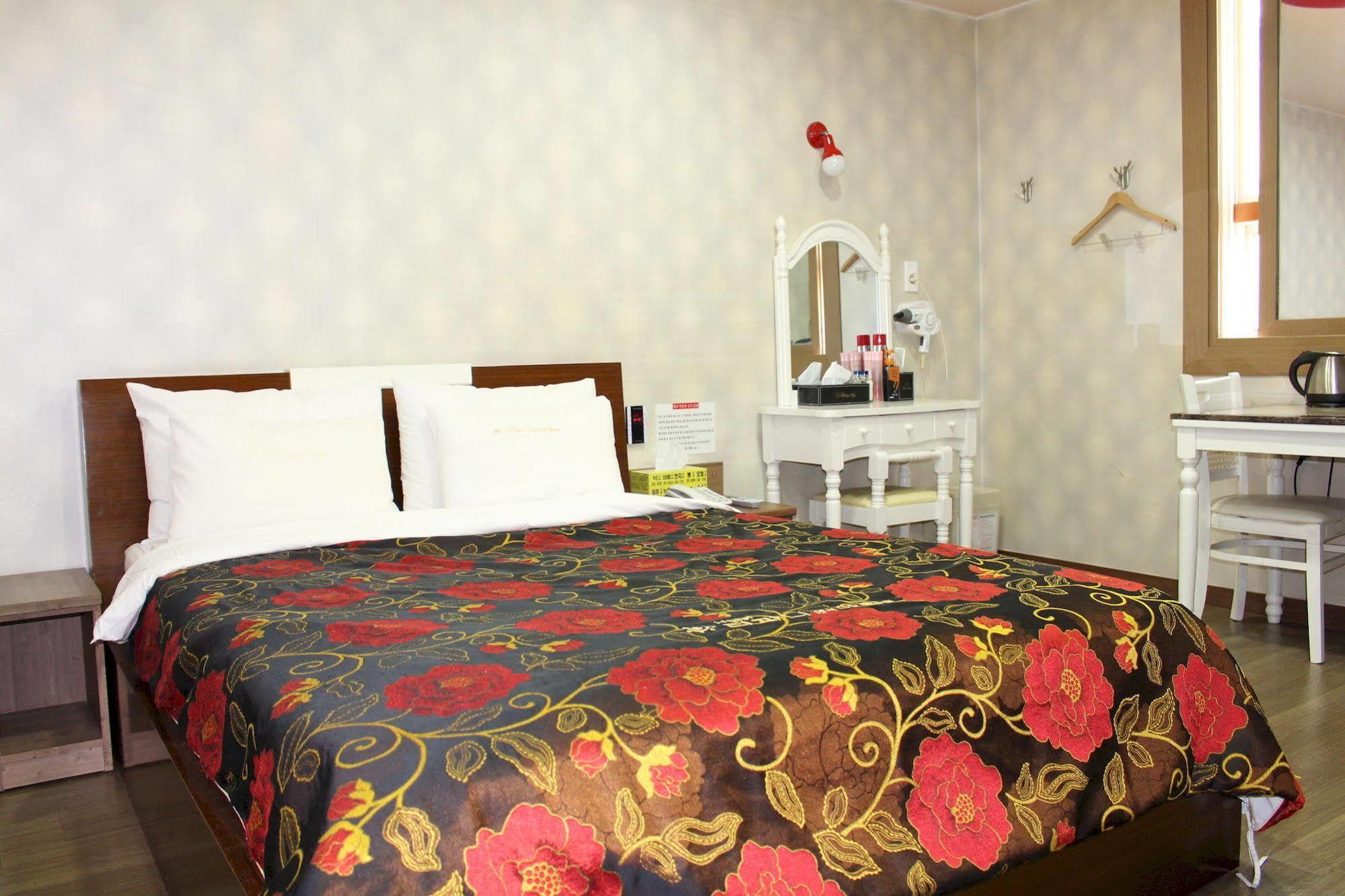 Tiffany Motel Мокпо Экстерьер фото